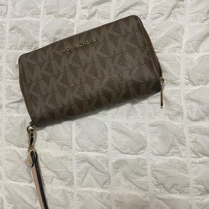 Michael kors wristlet